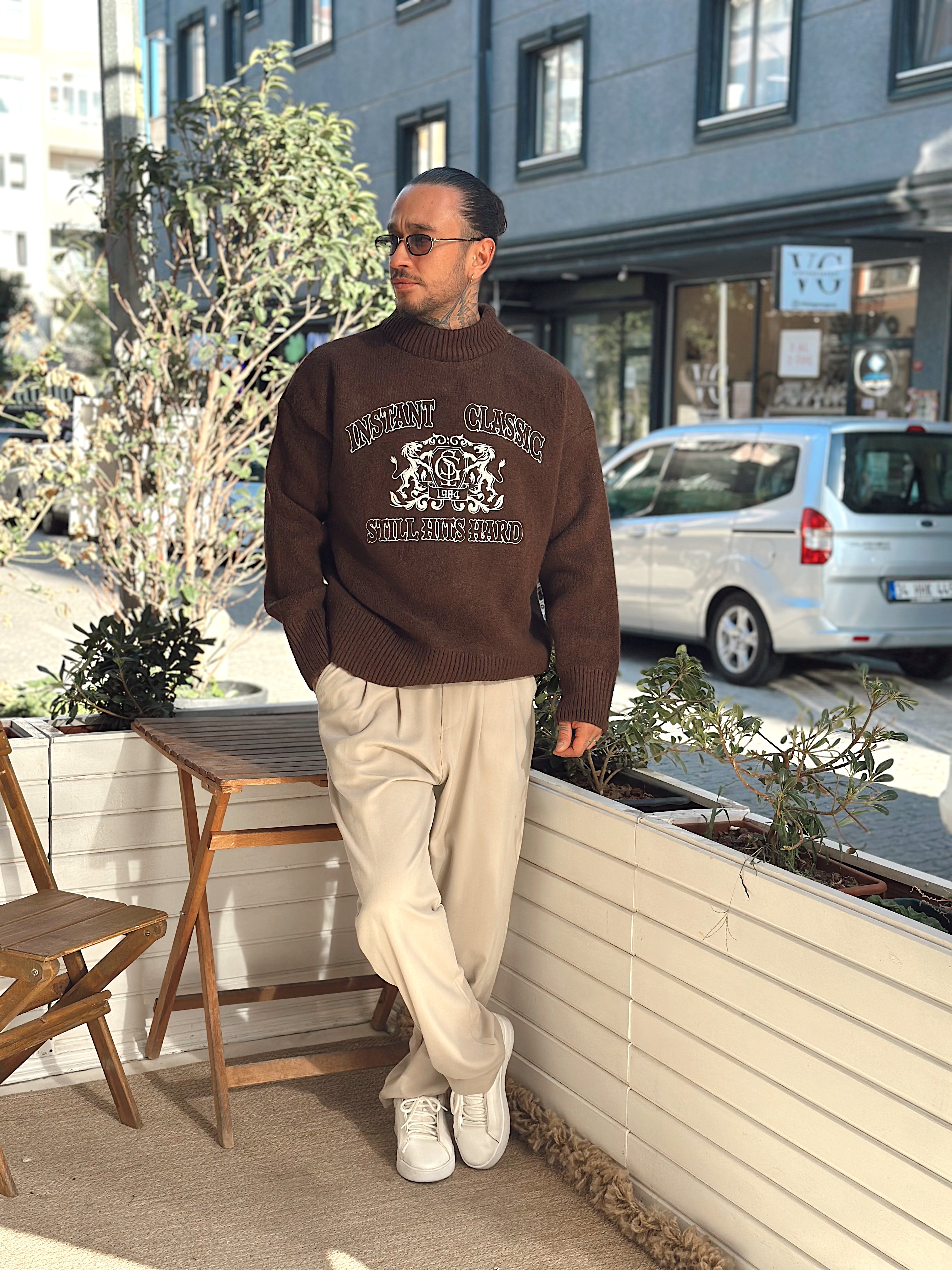 MS4007 - Yarım Balıkçı Önü Nakışlı Yazılı Sweatshirt kahve