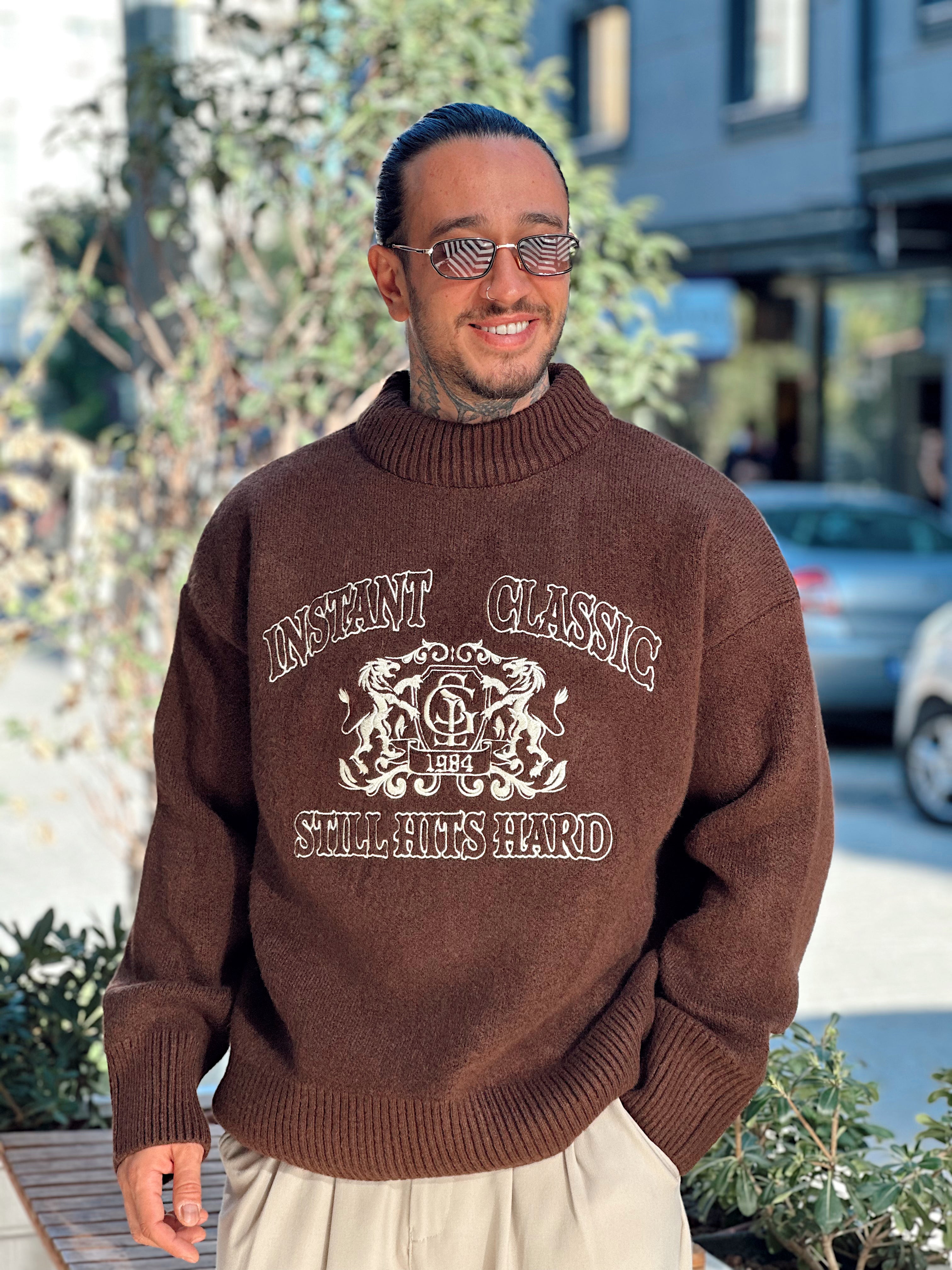 MS4007 - Yarım Balıkçı Önü Nakışlı Yazılı Sweatshirt kahve